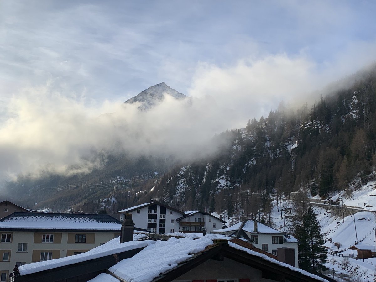 Gayatrirp's tweet photo. Fog travelling through the mountains in #saasgrund #switzerland https://t.co/KnMXZDjTe5