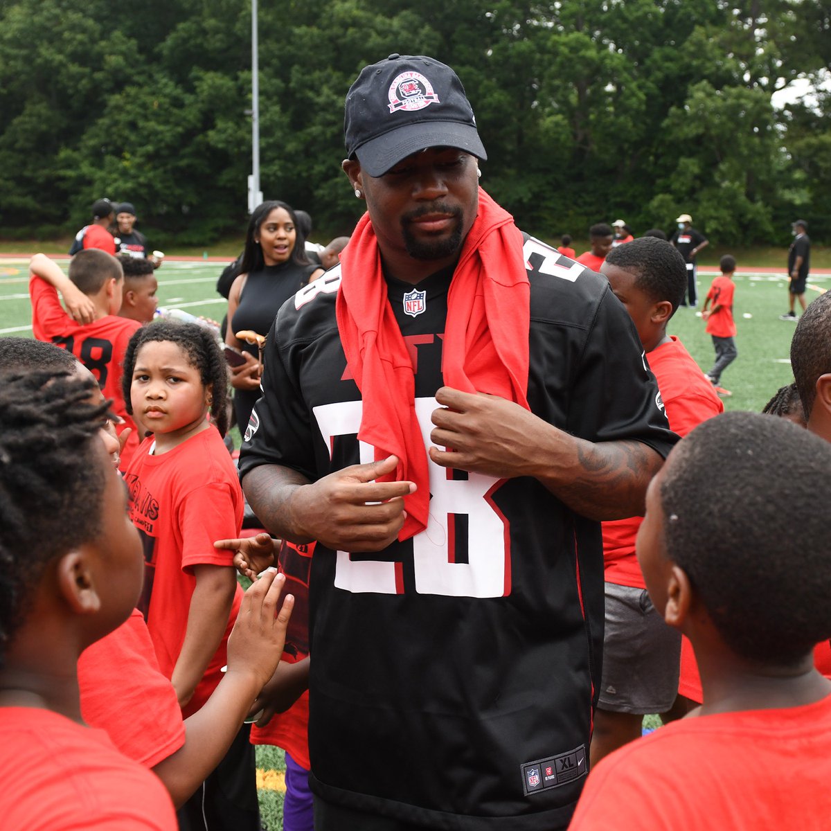 Atlanta Falcons (@atlantafalcons) on Twitter photo RETWEET to help <a href="/MikeDavisRB/">IG MikeDavisRB</a> earn $25,000 for his charity of choice! 🙌
#WPMOYChallenge RETWEET to help <a href="/MikeDavisRB/">IG MikeDavisRB</a> earn $25,000 for his charity of choice! 🙌
#WPMOYChallenge