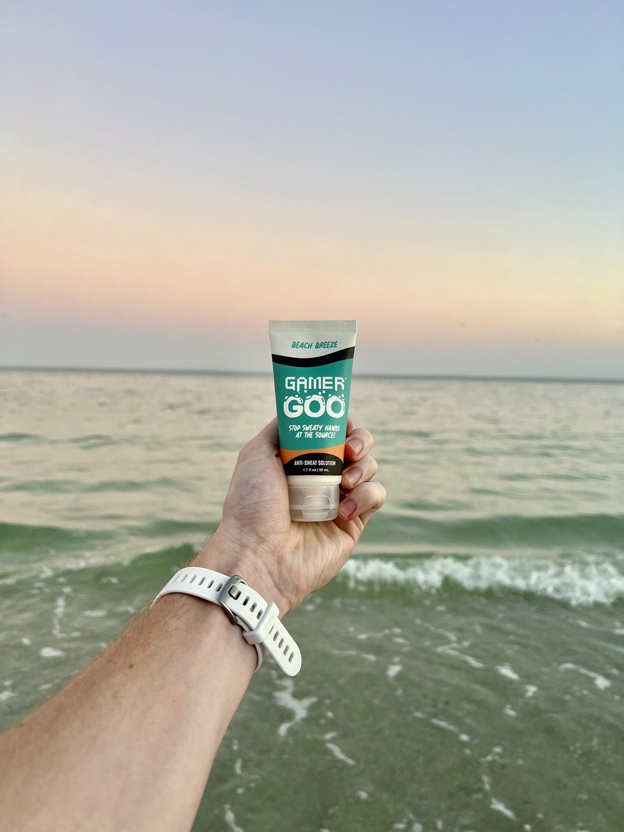 Ziytex_'s tweet photo. Brought my @gamergoo all the wayyyy down to Florida with me just so I could take this picture! 🤩

#CodeZiytex?! 👀 https://t.co/Dx1MoquRK1