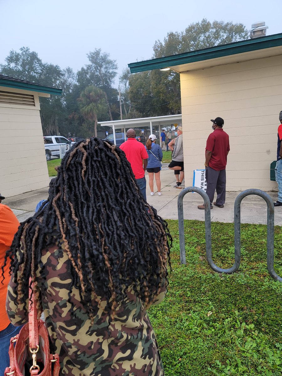 MGreen5432's tweet photo. County Covid testing site. Showed up a little after 7am. Out by 9:20. Line spread all over the park like a big long spaghetti noodle! Even Channel 8 @WFLA is here! https://t.co/dEKjOS9Zmp