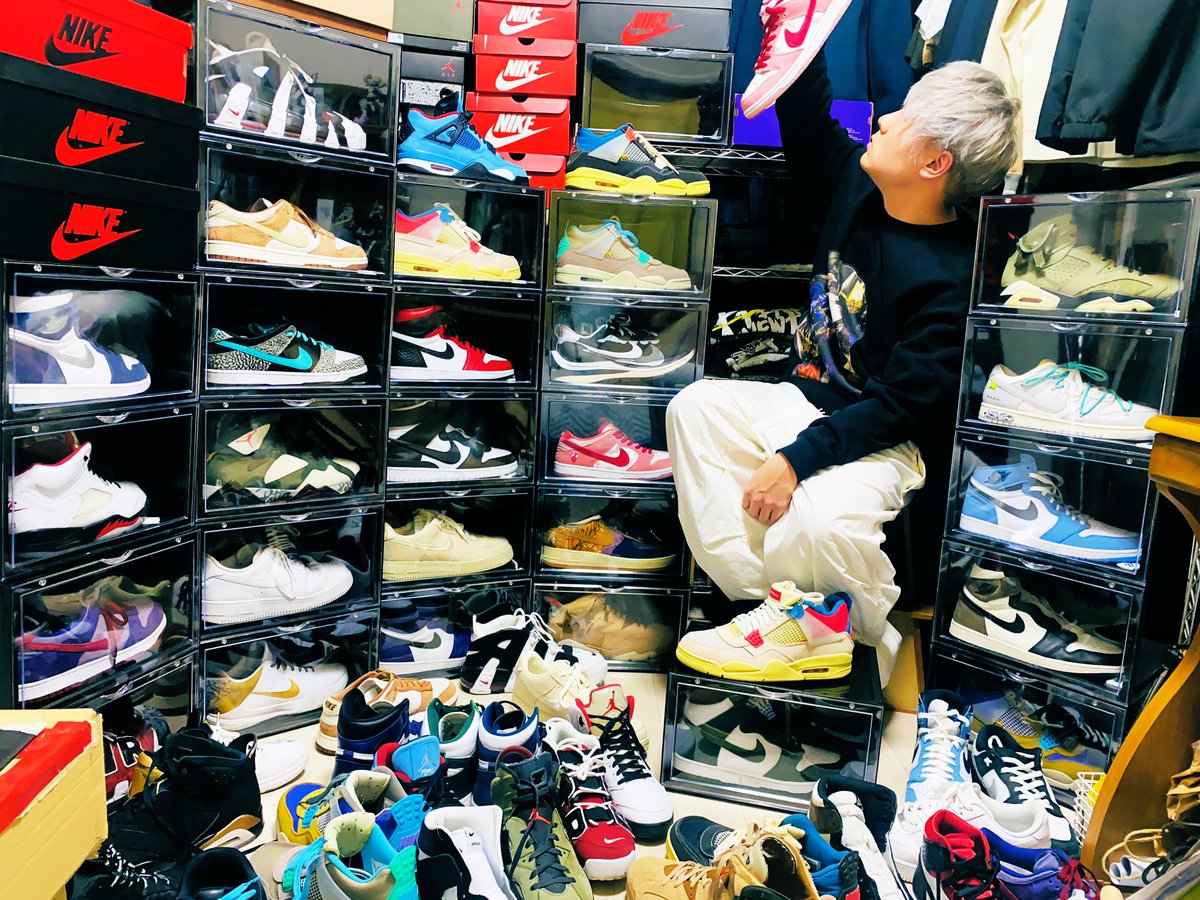 M___Okiru446's tweet photo. この1年間スニーカー夢中すぎてSNKRS何度も参戦したし暇さえあればKITH TOKYO何度も行ったしたくさんスニーカーの写真撮ったし気がつけば部屋がスニーカーで埋もれてました来年もよろしくお願いします。
#kith #nike #スニーカー https://t.co/RaFDFzIydE