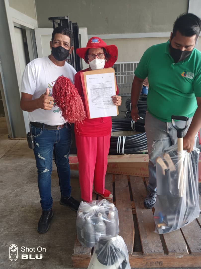 Como parte de las políticas inclusivas del @MinagrourbanaV hoy nos honra profundamente hacer entrega de una donación de insumos, semillas, herramientas, fertilizantes, bioinsumos, entre otros. Para el impulso productivo de nuestra amada y combatiente "Caperucita".
<a href="/NicolasMaduro/">Nicolás Maduro</a>