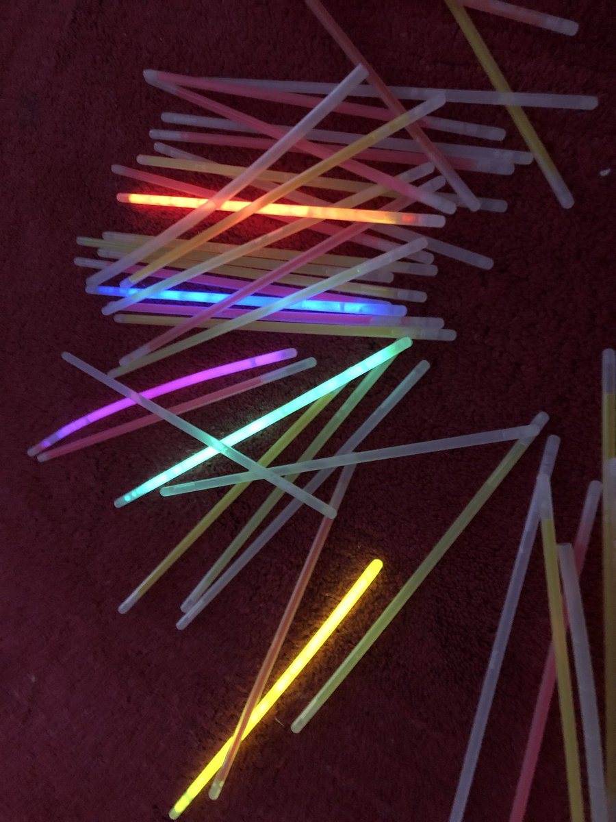 planet_leilani's tweet photo. die glowsticks meiner tochter fallen gelassen und nebenbei den abschluss auf der kunstschule gemacht: https://t.co/wLGNprGyG8