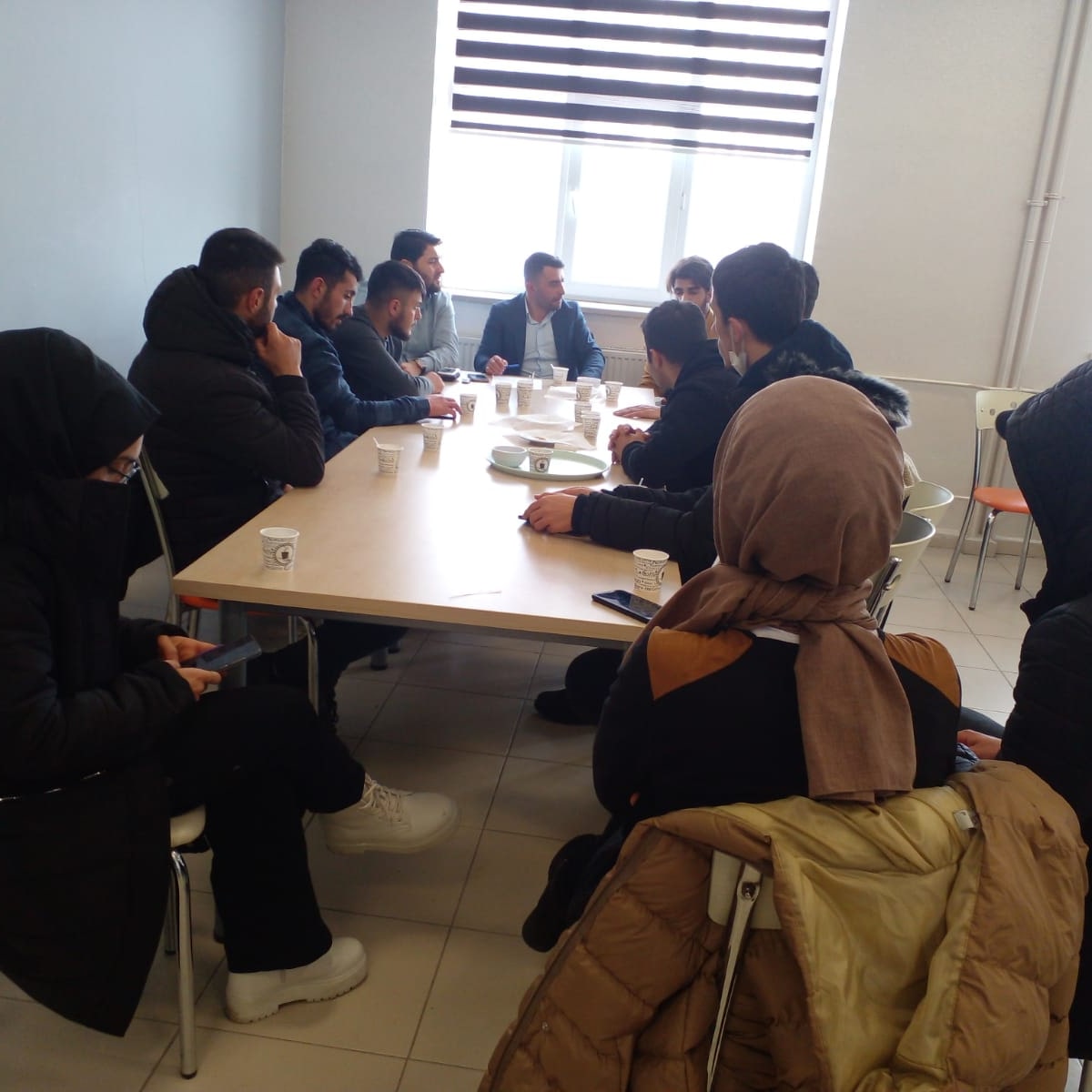 Üniversite gençlerimizle birbirimizi tanıdığımız, sorunlarımızı ve çözümleri değerlendirdiğimiz hoş bir sohbet gerçekleştirdik.Gençlerin sesini dinleyip devalı çözümler üreteceğiz.
<a href="/burhanaksoy/">Av.Burhan Aksoy</a> @Bitlise_Deva 
<a href="/gencdevagm/">Genç DEVA</a>