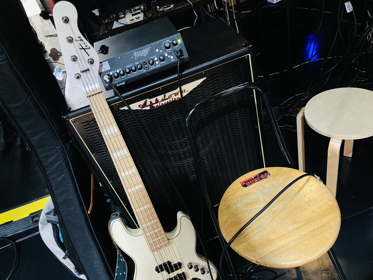 MonkeyWatajik's tweet photo. 今年の仕事納めは久々の大好きな方々サポートでした！
いつもと変わらず面白くて優しくてカッコいいバンドで楽しかったです❗️
今年はTribe Guitarsさんにたくさんサポートして頂き、ラストもこちらのベースで！

さ、来年もいっぱいぺんぺん弾きまくりますぞ👏👏👏
#tribeguitars #Tribe #live #Bass https://t.co/fkvHDrFY1V