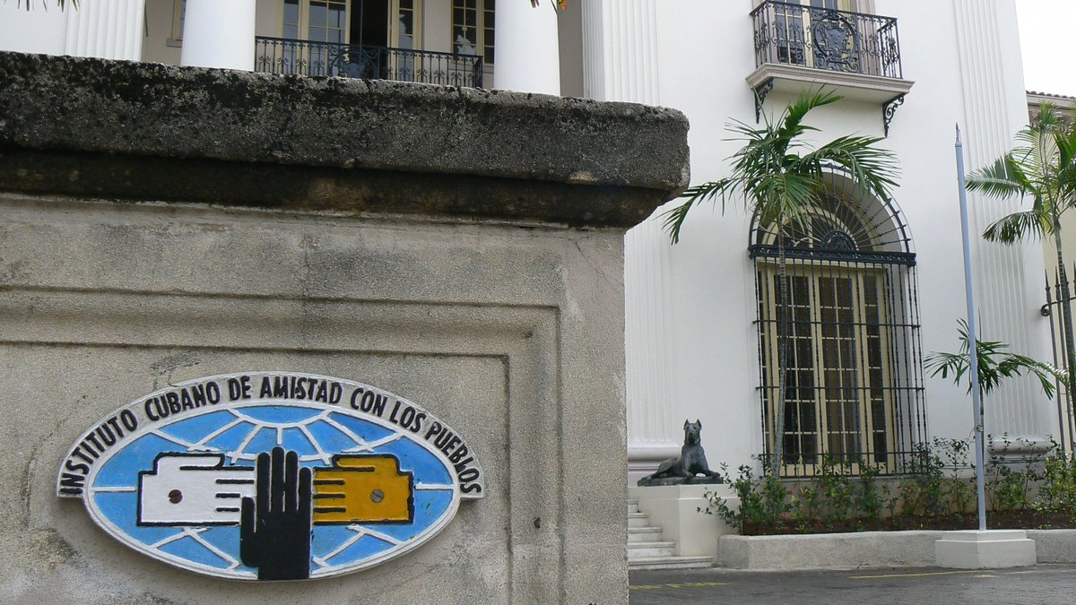 Felicitamos al Instituto Cubano de Amistad con los Pueblos por sus 61 años promoviendo y estrechando lazos de fraternidad y solidaridad

“El mundo ha sido solidario con #Cuba y por eso Cuba se siente cada día más y más solidaria con todos los pueblos del mundo" Fidel

#61AñosICAP