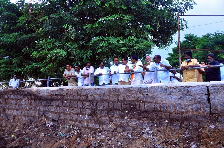 MSBabuOfficial's tweet photo. శ్రీ వరసిద్ధి వినాయక స్వామి దేవస్థానం అన్ని విధాలుగా అభివృద్ధి చెందాలని అధికారులు ట్రస్ట్ బోర్డు సభ్యులు సమిష్టిగా పని చేయాలని ఎమ్మెల్యే ఎంఎస్ బాబు గారు ఆదేశించారు.ఆర్టిసి బస్ స్టాండ్, పిల్లల పార్కు, గదుల నిర్మాణం,క్యూలైన్ల ఏర్పాటు పనులు వేగవంతంగా చేపట్టాలన్నారు.
#Kanipakam https://t.co/orXsrTe5J1