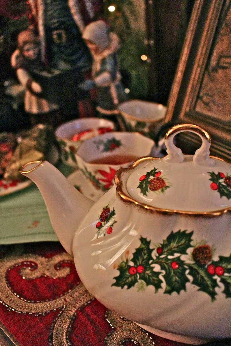 LindaPDIB's tweet photo. Today is the last celebratory #TeapotThursday of the year! Bidding farewell to 2021 with the beau-tea-ful vintage Queen's Rosina "Yuletide"...HAPPY NEW YEAR TO ALL! #TheTeaDresser #ChristmasTea #FestiviTEA #ILoveChristmas #TeapotCollector #TeacupCollector @TeaTimeMag @VictoriaMag https://t.co/bEIPnLIlPX