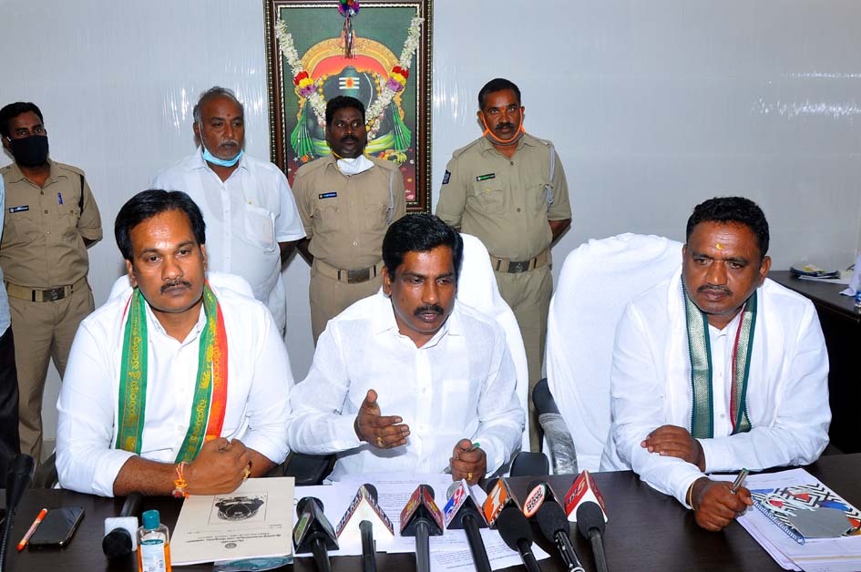 MSBabuOfficial's tweet photo. శ్రీ వరసిద్ధి వినాయక స్వామి దేవస్థానం అన్ని విధాలుగా అభివృద్ధి చెందాలని అధికారులు ట్రస్ట్ బోర్డు సభ్యులు సమిష్టిగా పని చేయాలని ఎమ్మెల్యే ఎంఎస్ బాబు గారు ఆదేశించారు.ఆర్టిసి బస్ స్టాండ్, పిల్లల పార్కు, గదుల నిర్మాణం,క్యూలైన్ల ఏర్పాటు పనులు వేగవంతంగా చేపట్టాలన్నారు.
#Kanipakam https://t.co/orXsrTe5J1