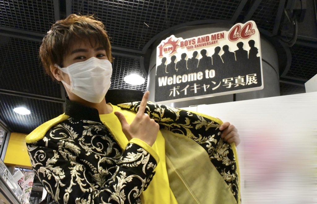 BOYMEN10th's tweet photo. #ボイキャン写真展 #ボイメン
野生の小林さんと辻本さんも人知れず訪れてくれました。証拠のサイン写真を置いておきます。 https://t.co/pyGu8EVIWn