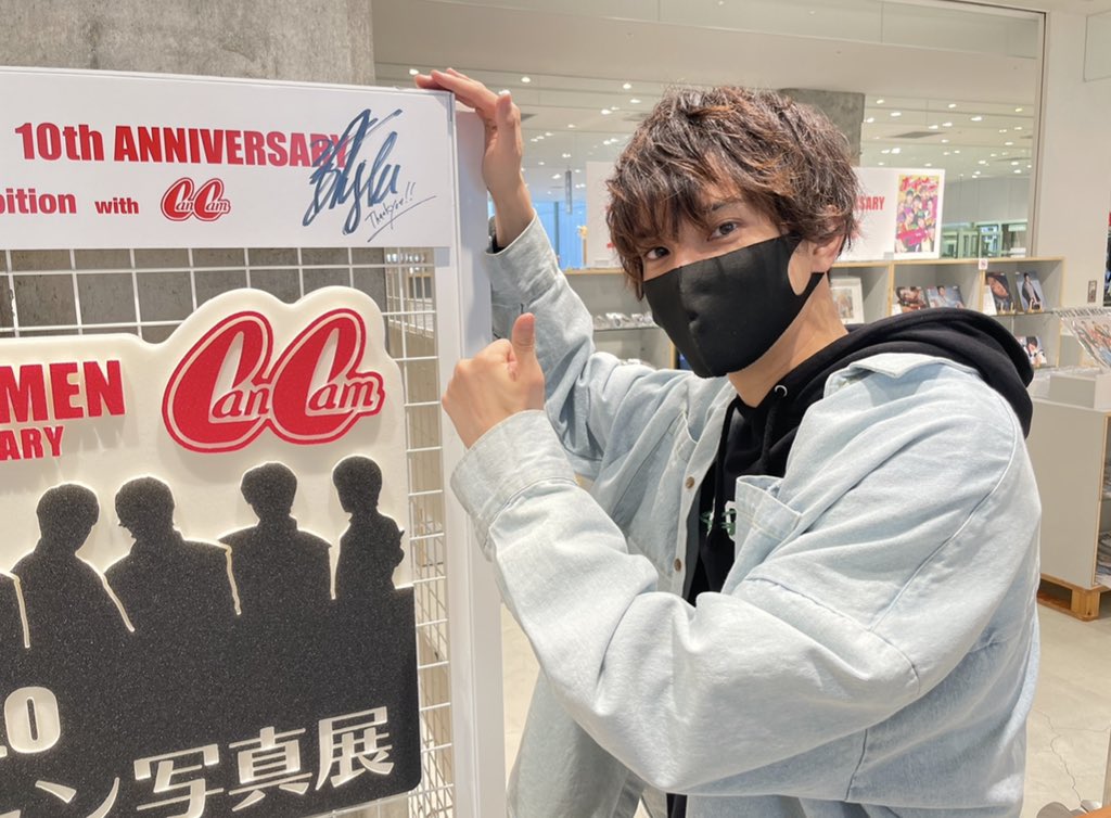 BOYMEN10th's tweet photo. #ボイキャン写真展 #ボイメン
野生の小林さんと辻本さんも人知れず訪れてくれました。証拠のサイン写真を置いておきます。 https://t.co/pyGu8EVIWn