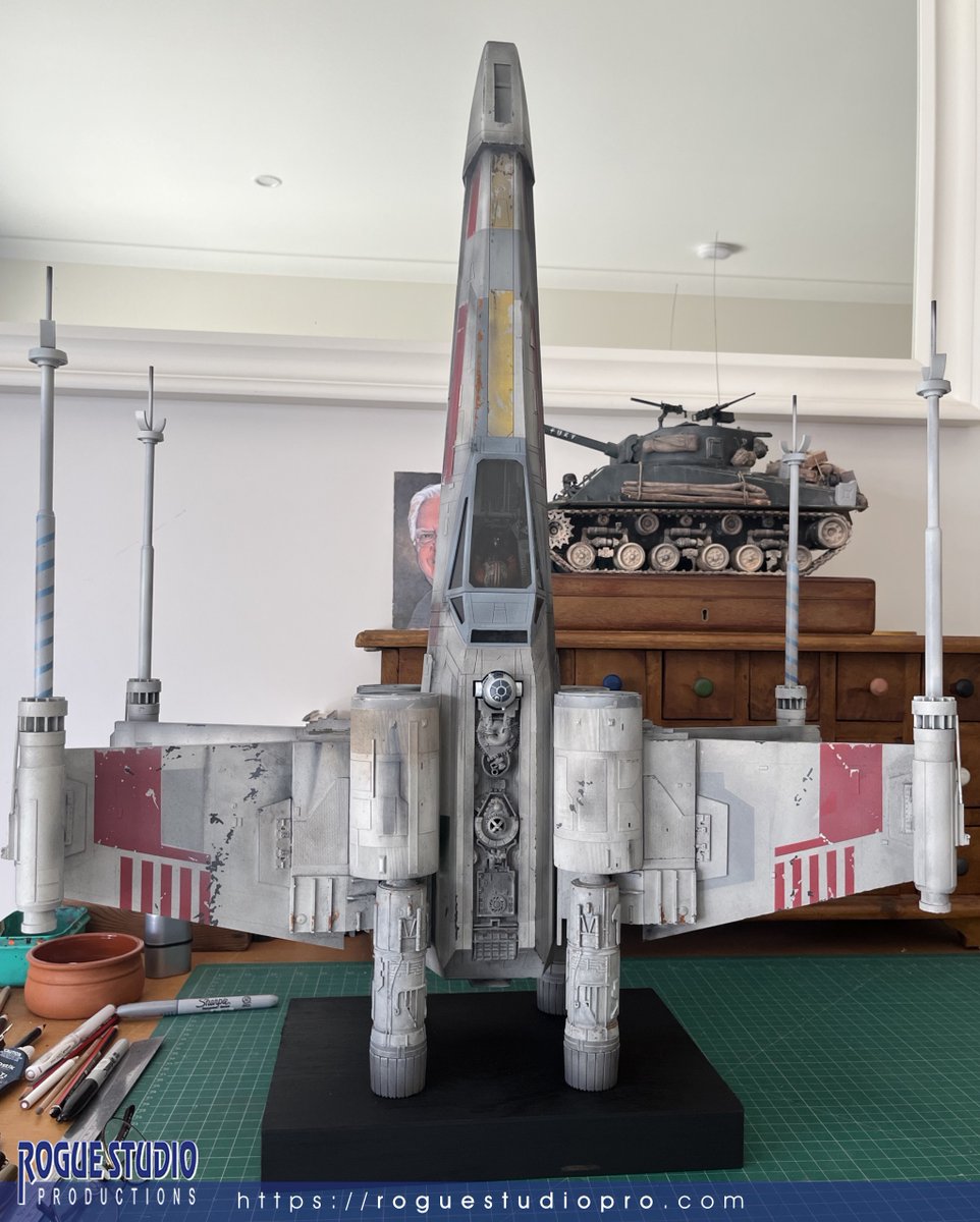 mark_raats's tweet photo. This year Santa was transformed into the likeness of modelmaking legend, Lee Malone.

The RED-5 X-Wing masterpiece that Lee sent me is stunning. You are a gentleman sir many thanks!

M

#leemalone #starwars #millenniumfalcon #modelbuilding #xwing #roguestudio https://t.co/jGNi5CKZAG