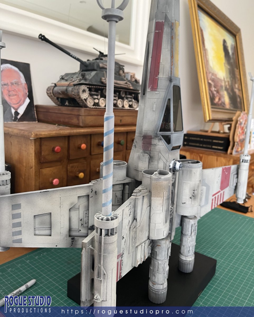 mark_raats's tweet photo. This year Santa was transformed into the likeness of modelmaking legend, Lee Malone.

The RED-5 X-Wing masterpiece that Lee sent me is stunning. You are a gentleman sir many thanks!

M

#leemalone #starwars #millenniumfalcon #modelbuilding #xwing #roguestudio https://t.co/jGNi5CKZAG