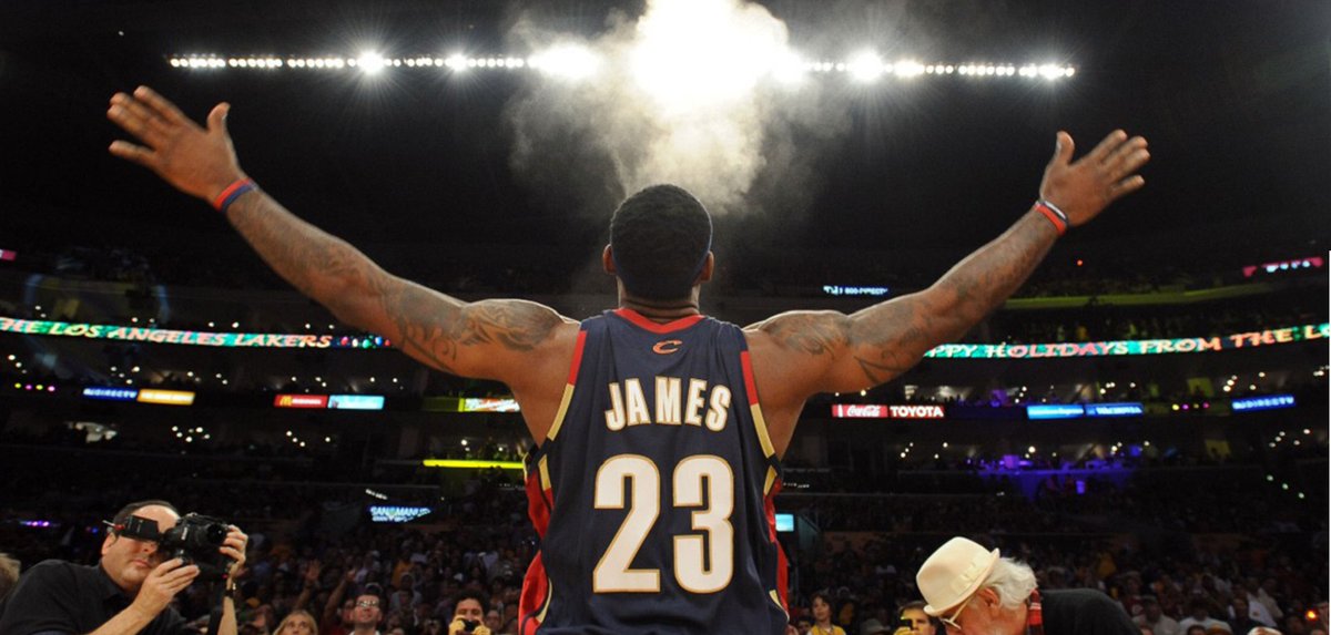 tripledouble_br's tweet photo. LeBron James faz mais um aniversário. Boa oportunidade para relembrar (ou mostrar a quem ainda não viu) este material sobre a carreira dele.

Da noite do Draft de 2003 ao título com o Lakers, passando pela ida a Miami, seleção olímpica e muito mais.

https://t.co/E4N4fmE94w https://t.co/V2F5OZl7a4