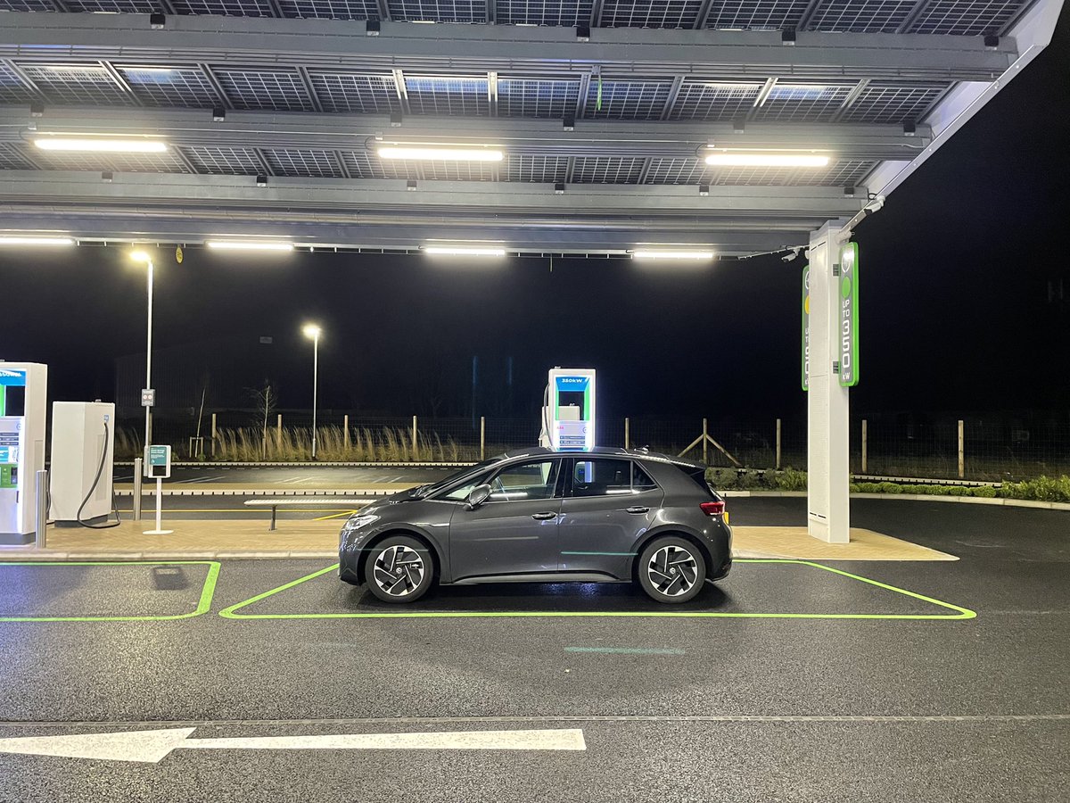 owen1720's tweet photo. Did a road trip to Braintree yesterday to try out the electric forecourt this has to be the future @GRIDSERVE_HQ https://t.co/gotNRIpkeJ