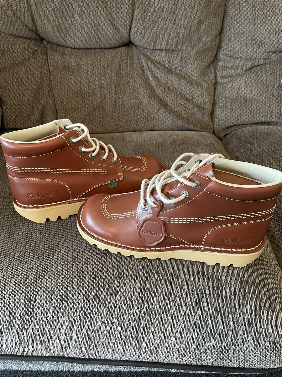 wolfiereedy73's tweet photo. Treated myself to some old school classics. Nearly 30 years since I last owned a pair!! 👌👌 #kickers #oldschoolclassics #darktan https://t.co/LYHWu7Vlhq