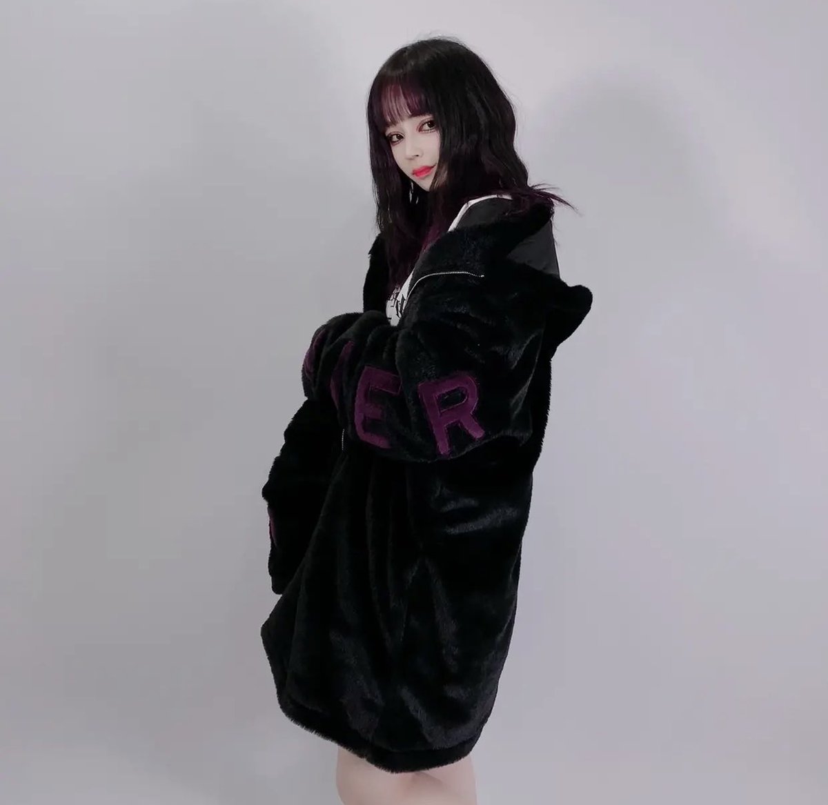 NieR_tokyo's tweet photo. 🎁大晦日プレゼント企画🎁

超ふわもこZIP OUTER
【BLACK×DARK PURPLE】

🎁3名様にプレゼント🎁

ユニセックスアイテムです🐰

◼応募方法
フォロー(@NieR_tokyo) &amp; RT
◼締切〆  本日24時

※鍵垢の方も対象内です。
こちらの商品は〆切後販売予定となります。
是非ご参加ください🙇‍♂️🙇‍♀️ https://t.co/vsLAsmRp4T