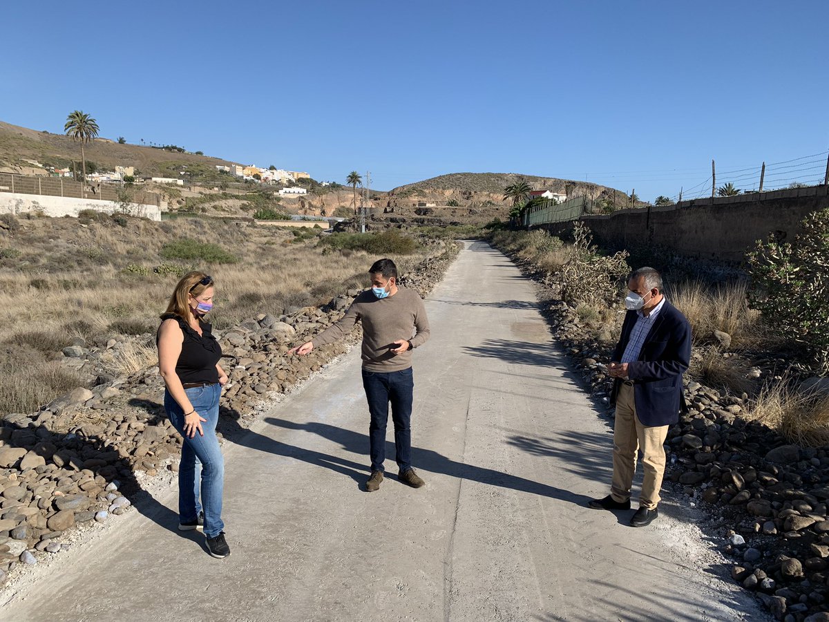 hectorjsuarez's tweet photo. ✅El #CorredorPaisajístico avanza. Ya está colocado el pavimento para hacer el suelo más liso en un tramo y que lo puedan utilizar viandantes y ciclistas de todas las edades. Además, ya están terminando de instalar la cartelería.Queda muy poco para tenerlo acabado. https://t.co/cv0CJ2dkSy