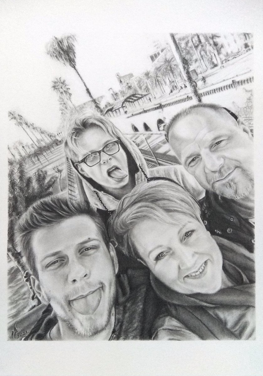 Commissioned family portrait✍️
I had the opportunity to draw this beautiful family! Thank you!🙏💗

Graphite on A4 paper.

#familyportrait #commission #customportrait #pencildrawing #realismart #graphitedrawing #pencilportrait #drawing #artistontwitter #pszart