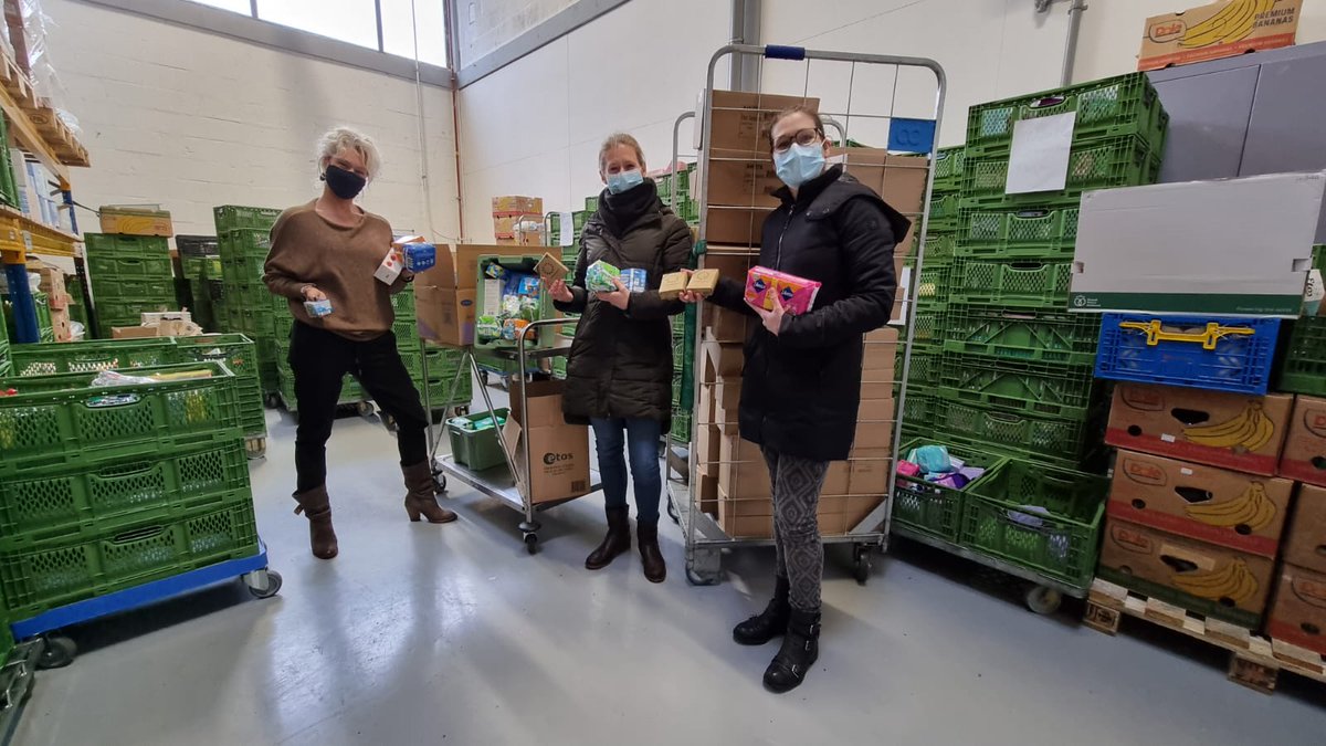 umcg's tweet photo. In Groningen hebben 1 op 10 meisjes te weinig geld voor menstruatiemateriaal en gaan uit schaamte niet naar school. 2 v onze gynaecologen kwamen in hiertegen in actie. Zij zamelden geld in en gaven vandaag voor ruim €1500,- aan tampons en maandverband aan @deStadseVB. Hulde! https://t.co/3zsQRZjygx