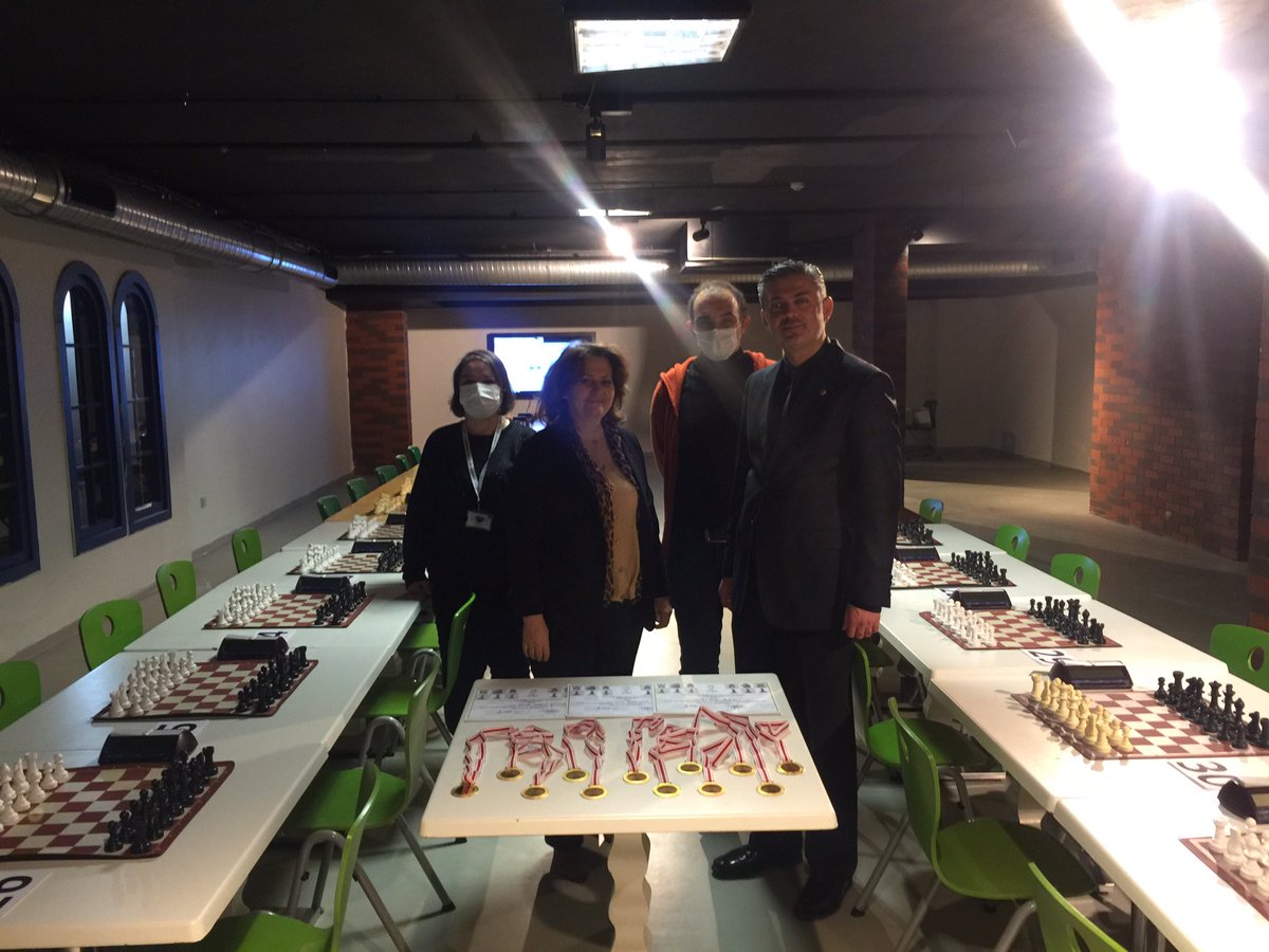 camlicadoga's tweet photo. İtü Eta Vakfı Çamlıca Doğa Koleji #Ortaokul #Masterchess Satranç turnuvamız yoğun katılımla gerçekleşti. Satranç Bölüm Başkanımız @beyhanbayrakta7 ın katılımları, muhteşem destekleriyle turnuva deneyimi yaşayan ortaokul öğrencilerimizin yüzlerindeki ışıltı görülmeye değerdi https://t.co/QQo6rHdExY
