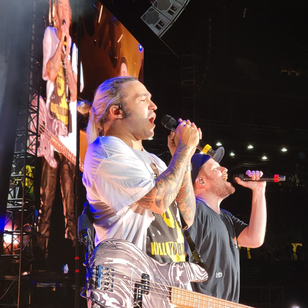 DMoney1153's tweet photo. Apparently I never posted pics here when I went to Seattle. Here, I took this in September @GreenDay @Weezer @falloutboy - #HellaMegaTour was my favourite thing about this year https://t.co/0PVa9DmXqJ