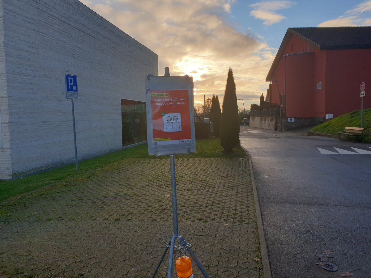 FikaVreni17's tweet photo. Voila ou en est #Lonay 
Rue à 20km/h
Même si c'est dans cette rue qu'il y a une école 
La connerie a assez duré !! https://t.co/1kmWkSLzm2