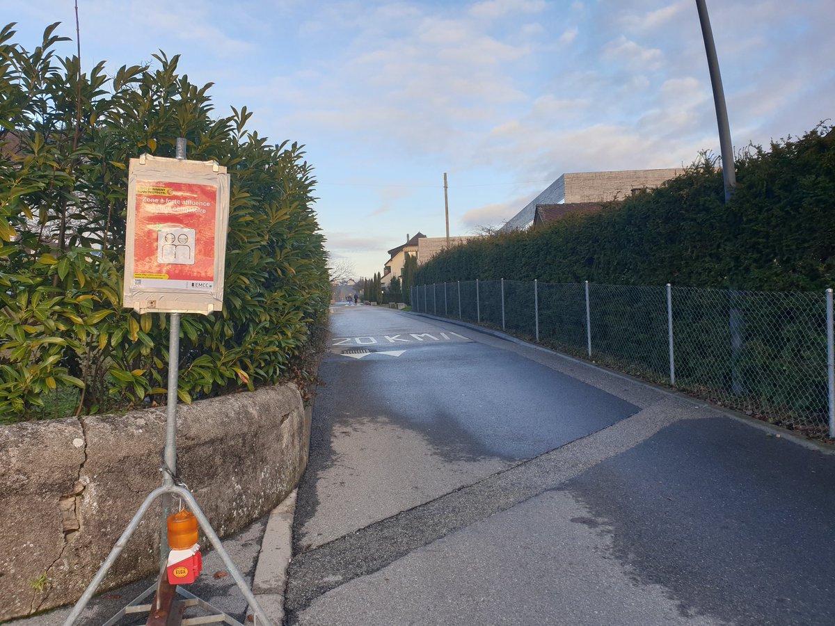 FikaVreni17's tweet photo. Voila ou en est #Lonay 
Rue à 20km/h
Même si c'est dans cette rue qu'il y a une école 
La connerie a assez duré !! https://t.co/1kmWkSLzm2