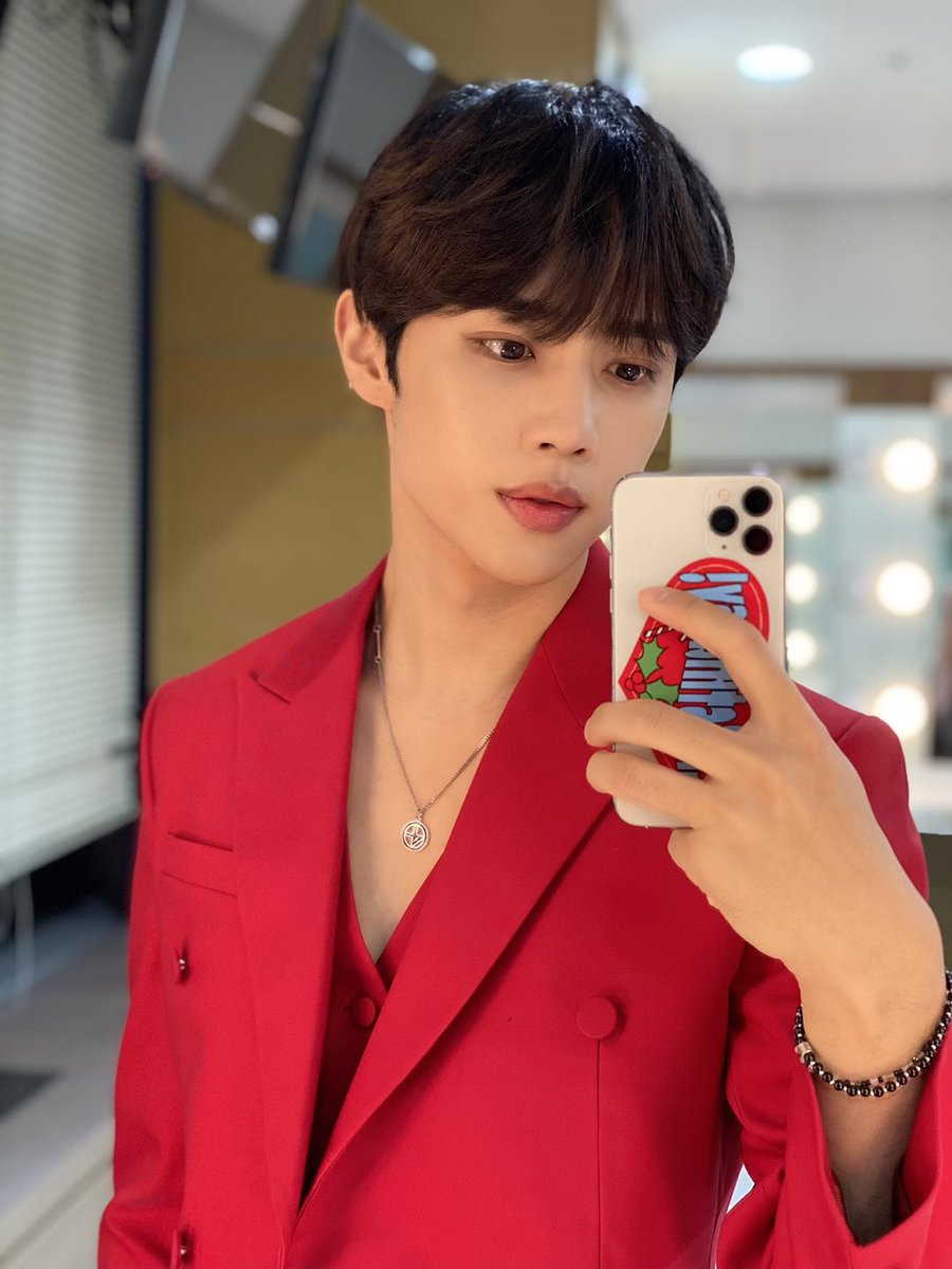10ve0412's tweet photo. nothing can beat sunwoo in red suit https://t.co/LJPgxfkMtR
