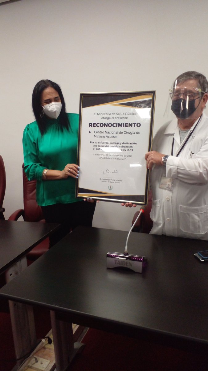 KarelBarthelemy's tweet photo. Se reconoce al Consejo de Dirección y trabajadores del Centro Nacional de Mínimo Acceso por la labor incondicional ante las acciones realizadas por la salud del pueblo. Se entrega por la Viceministra @PardoRegla en nombre el Ministro de Salud @japortalmiranda del reconocimiento. https://t.co/Oinlh6mHPn