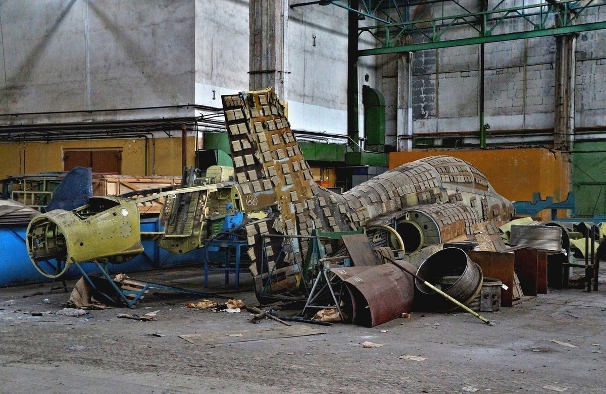m_weld_'s tweet photo. Медленно умирающий авиационный завод в Москве. Его огромная территория сейчас находится в полном запустении... https://t.co/0ch2dfZkpJ