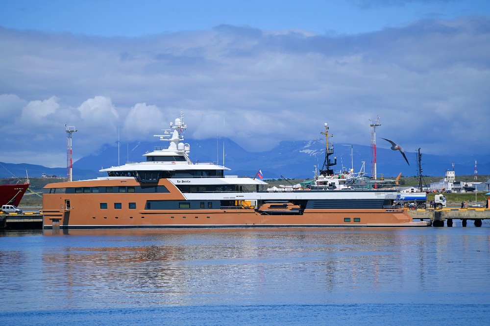 ushuaiainfo's tweet photo. Lujo sin ancla: el yate La Datcha permanece en Ushuaia
El buque iba a realizar su primer crucero antártico. Durante las maniobras previas perdió una de sus anclas en la bahía. Una empresa de Ushuaia trabaja en la búsqueda. https://t.co/nVt3wUHsmL #LaDatcha #Ushuaia https://t.co/laSey6QrAU
