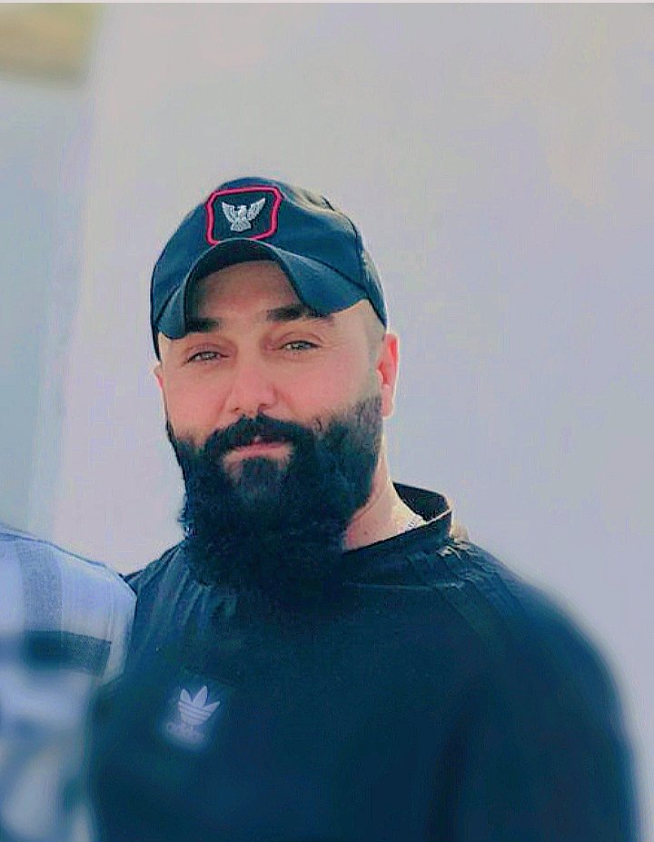 انا روحي جارحين احساسها 
وعافها الي چان اقرب ناسها 
هو من باقي السنه آنا اشفت 
حتى مثل الناس اشوف براسها