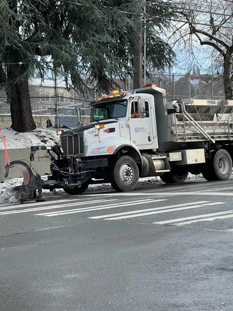 Winter weather is s(no)w problem for our plows! Huge thanks to all of our crew members working around the clock to clear snow from roads. Find updates and status on snow plow routes on our maps at: sdotblog.seattle.gov/2021/12/23/win…