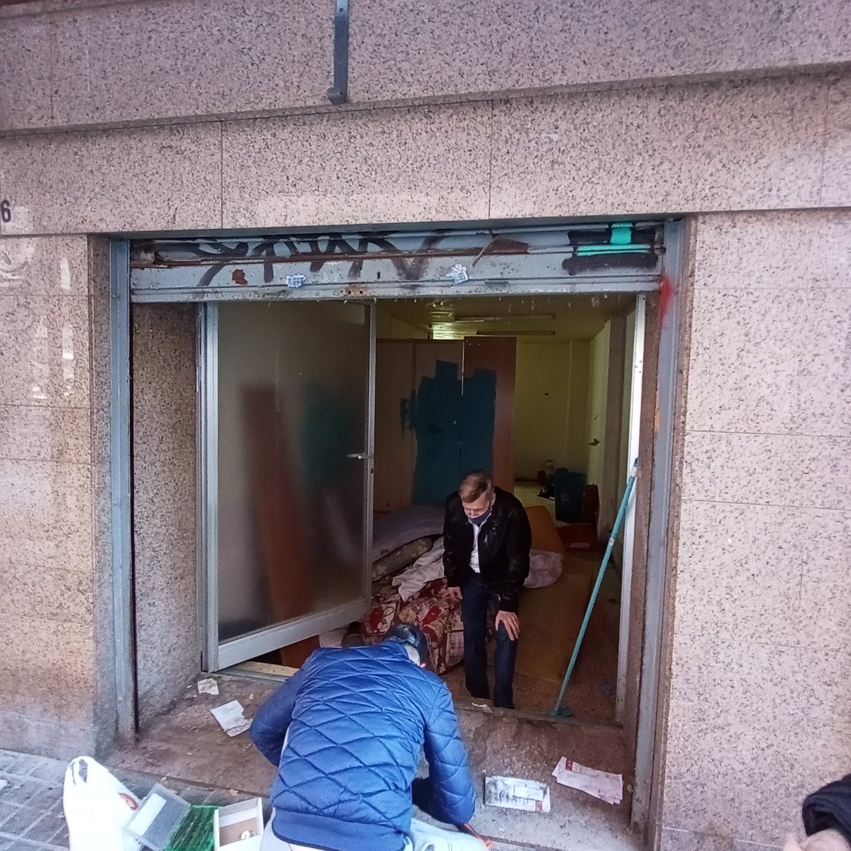 PoliBalcon's tweet photo. Una vegada "botiguers" fora, mireu com ha quedat la "botigueta d proximitat" oberta 24h dl #poblesec al carrer Piquer 26  @BCN_SantsMont #narcolocal #foraxusma #leyantiocupas #laforçadelsveïns VERGONYA senyors jutges dls collons @justiciacat MESOS aguantant aqsta purria, MESOS https://t.co/RRSHAQcRiX