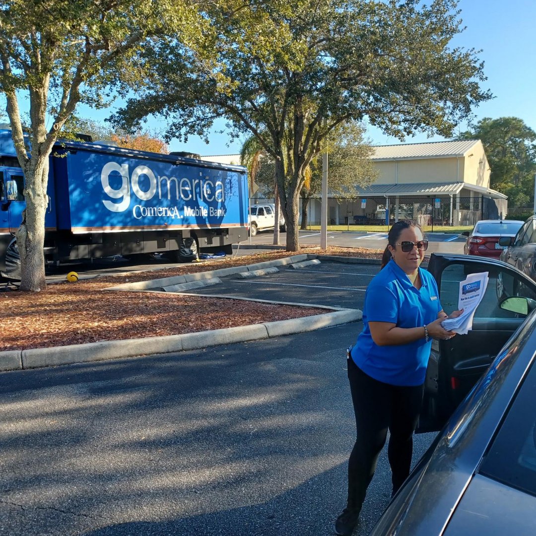ComericaBank's tweet photo. Our Naples Banking Center colleagues greeted guests as they arrived at the @BGCCollier food distribution event in partnership with @HCFBSWFL. The team passed out financial education resources and shared the services offered at gomerica, our first mobile bank bus! #ComericaCares https://t.co/Urawuge7Xc
