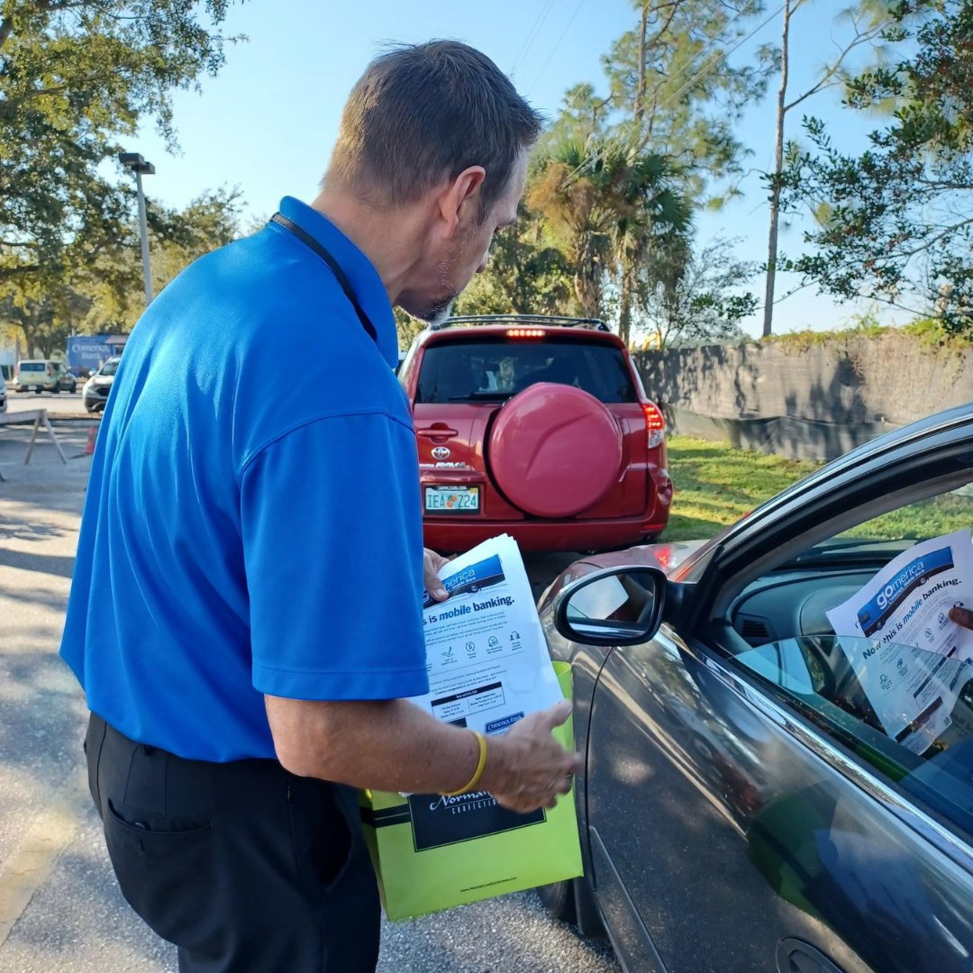 ComericaBank's tweet photo. Our Naples Banking Center colleagues greeted guests as they arrived at the @BGCCollier food distribution event in partnership with @HCFBSWFL. The team passed out financial education resources and shared the services offered at gomerica, our first mobile bank bus! #ComericaCares https://t.co/Urawuge7Xc