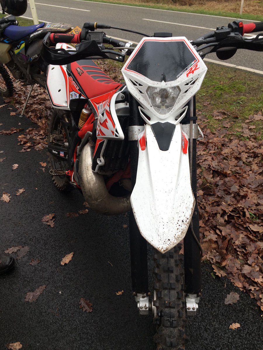SSiBBrabant's tweet photo. Na de melding van een oplettende medewerker van Brabants Landschap hebben wij twee motorcrossers kunnen staande houden in verband met crossen in Natura2000 gebied “Zoomland” in Bergen op Zoom. De crossers hebben een proces verbaal gekregen. https://t.co/8KPClAXgd4