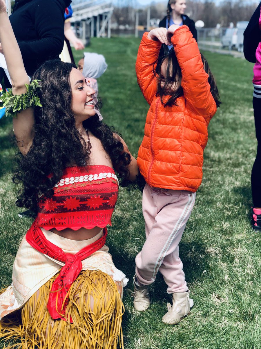 Be who you are on the inside! 🧡🌼
•
•
•
#momentofmagic #amomwmu #bsf #wmu #bravestrongfearless #amom

*Disclaimer: This photo was taken prior to the COVID-19 Pandemic.