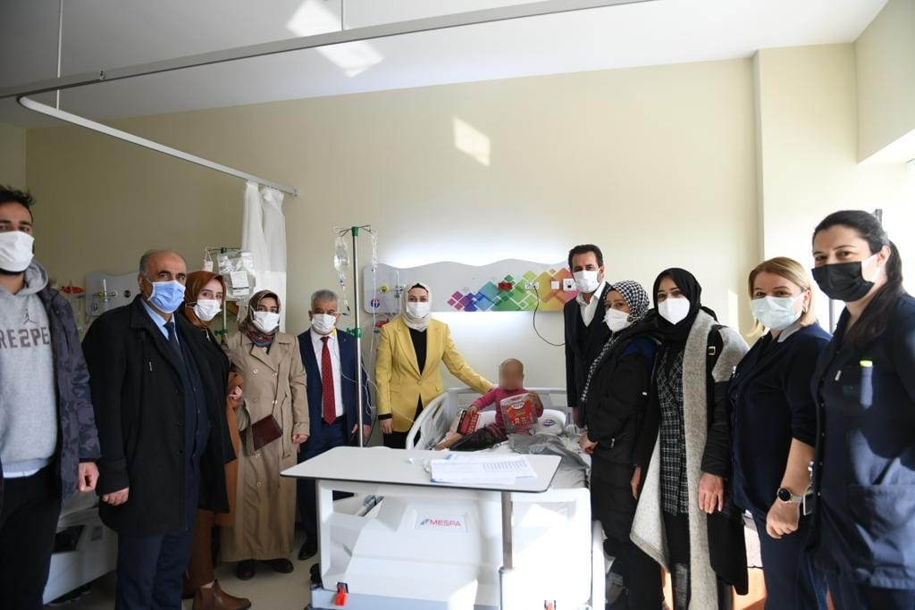 İl Başkan Yardımcımız Sayın <a href="/zehraunal27/">Zehra Ünal</a> ve il yönetim kurulu üyelerimiz; Gaziantep Üniversitesi Onkoloji Hastanesi’nde tedavi gören lösemili çocuklarımızı ziyaret etti.