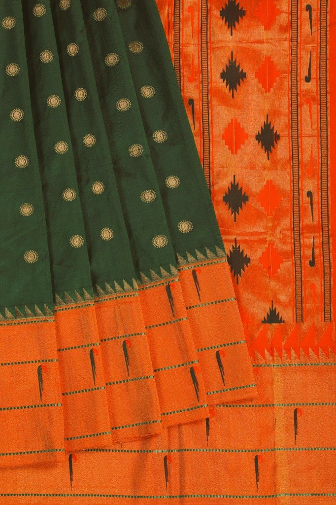 IndiainSaoTome's tweet photo. #Vote4local #Yeola is one of Maharashtra’s biggest handloom centres, known for its richly motifed silk #Paithani saris. Part of a 200-yr-old weaving tradition patronised by Peshwas, sadly becoming a dying craft. Let us support this art.@maha_tourism @TexMinIndia @PIBTextiles https://t.co/gDyiWPhTo8