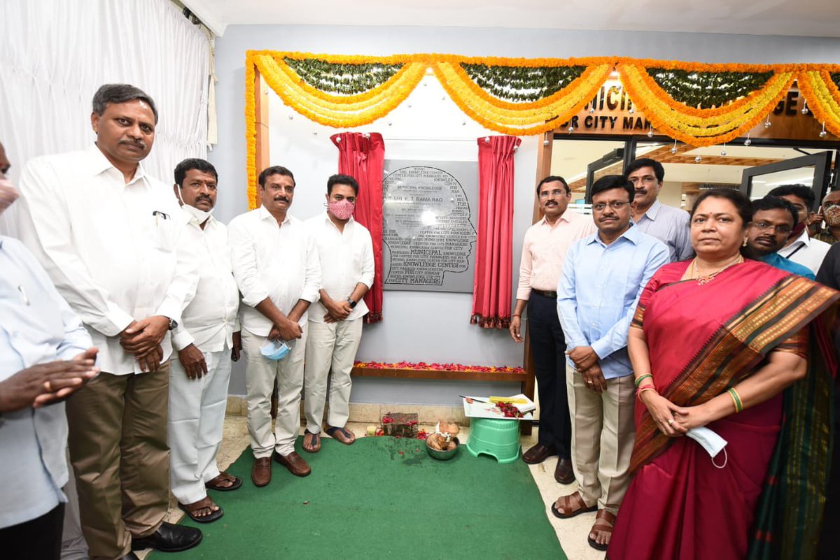 MinisterKTR's tweet photo. హైదరాబాద్ సీడీఎంఏ కార్యాలయంలో ఏర్పాటు చేసిన మున్సిపల్ నాలెడ్జ్ సెంటర్ ఫర్ అర్బన్ ప్లానర్స్ కేంద్రాన్ని ప్రారంభించిన పురపాలక శాఖ మంత్రి శ్రీ @KTRTRS https://t.co/hd6rF1on7A