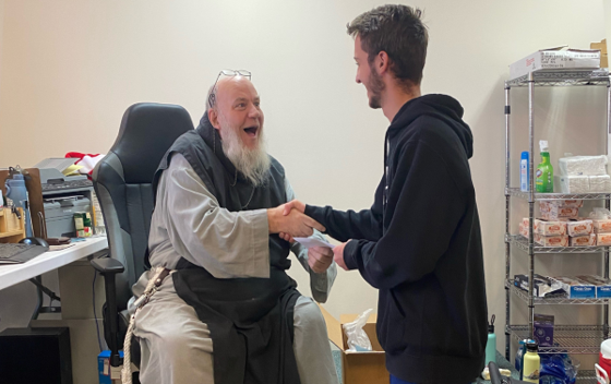 barnhartcrane's tweet photo. Hayden Murray, Scott Murray’s son, presents a grant to Brother Tim Luken of Five Loaves Food Pantry. Five Loaves Food Pantry is a local Newport News ministry offering food and hot meals to needy individuals in the area. Learn more  - https://t.co/29yiGcPKxl

#LifeAtBarnhart https://t.co/Q0sXUTDQBO