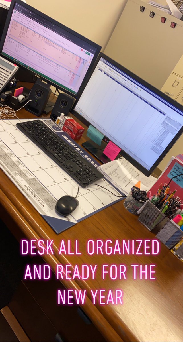 suksuk3_'s tweet photo. After a busy Holiday rush………got to reorganize my desk and ready for the new year!!! #fulltimeworker #NewYear #organized #independent #clean https://t.co/LrjdwIEBrn
