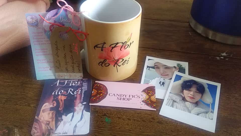 vkshipper1's tweet photo. Finalmente depois de muita espera, céus ela é tão linda ainda com os mimos e o autógrafo da Lou, vou chorar 🥺🥺
@CandyFShop 
@SUGAPRINCESSS 

Essa é minha ajuda para o livro ☺, tô ansiosa por ele https://t.co/CdlhO9Zat0