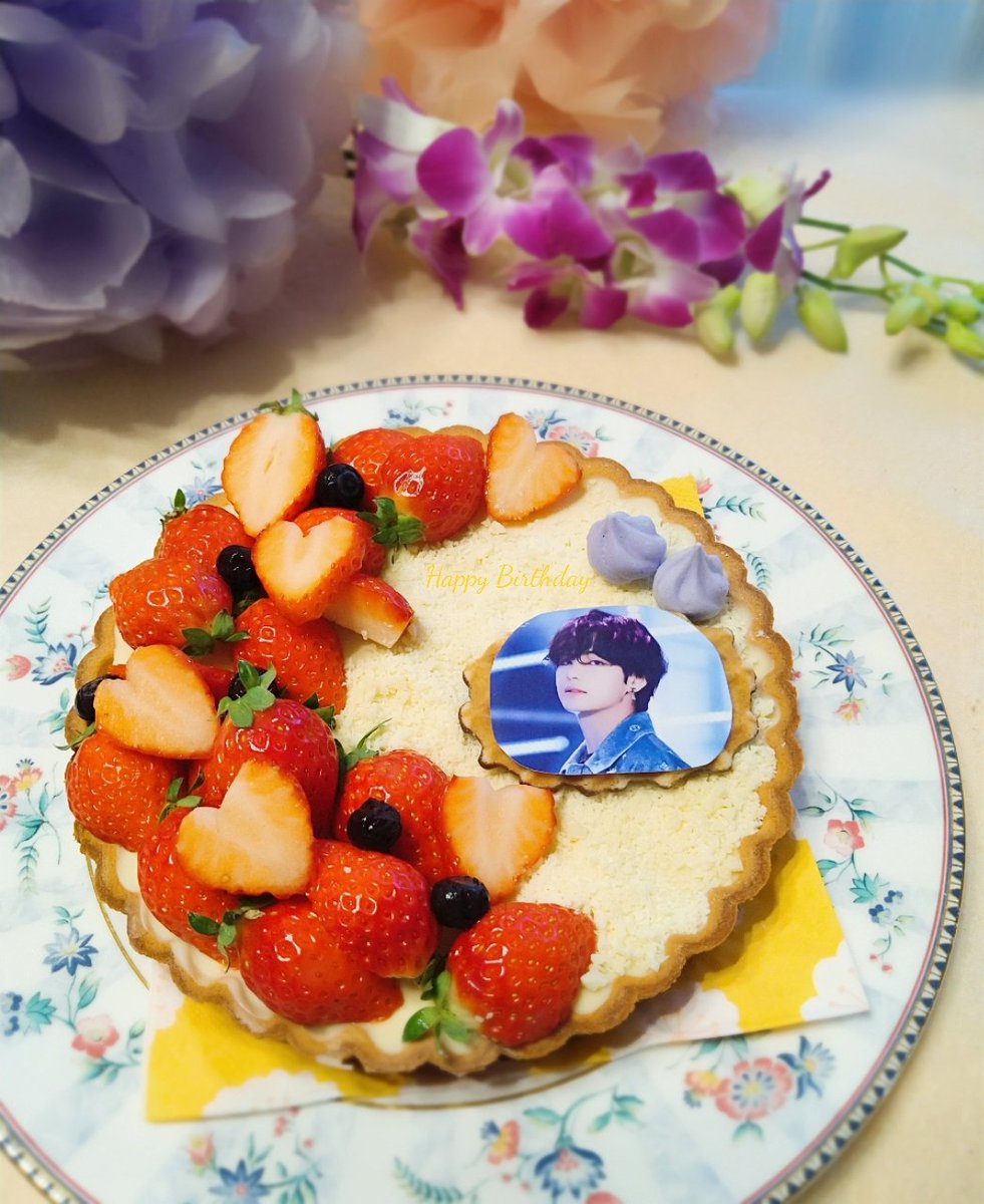 tatatana12's tweet photo. 12/30にテヒョンさんのセンイルケーキを作りました🍓と朝🆙するツイを準備中にweverse通知💡

０時に来たジョンがやっぱり一人でお菓子もぐもぐ🤭

実は私もこのケーキを一人でもぐもぐしてたけど、一気に罪悪感がなくなったよ🤩

#BTSVDAY
#BTSV
#BTSJUNGKOOK
#BTS

HYBEさん…めちゃ仕事しますね😆 https://t.co/QhJ8GZMgC7