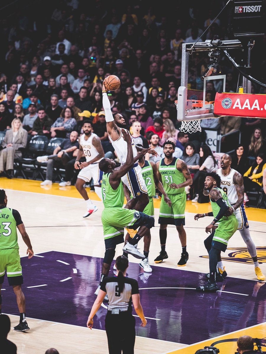 ClutchTimeArg's tweet photo. Casi dos decadas completas siendo el mejor del mundo. Soy de los que prefiere disfrutarlo y no discutirlo, parece eterno pero no lo es. Nos mal acostumbro, pulverizó los standares de la vigencia, de lo completo, de lo único.

Felices 37, LeBron. 👑👑👑👑 https://t.co/s0ocrGmjbF