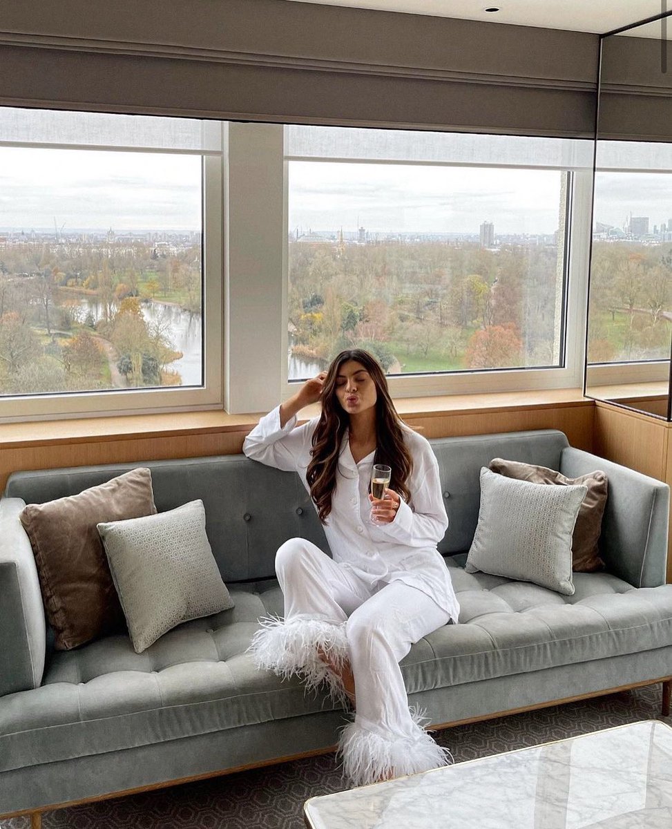 Making the most of Crimbo Limbo with a little luxury staycation in the capital. The perfect way to see in the New Year 💫🥂 📸 IG: glamcampos #NewYear2022 #London #bankholiday