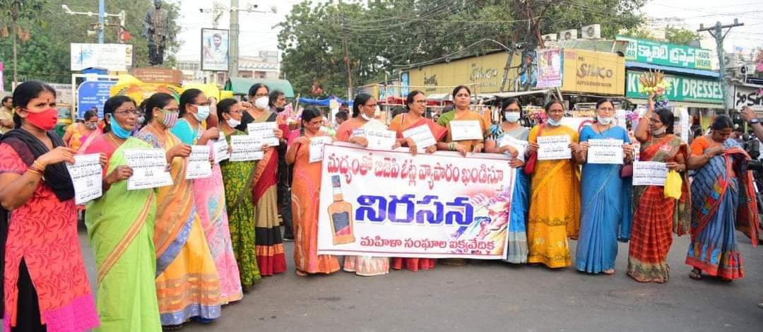 apcpim's tweet photo. సోము వీర్రాజు వ్యాఖ్యలపై మహిళా సంఘాల నిరసన
#CpimAp26ThConference #CPIMPressRelease
బిజేపి రాష్ట్ర అధ్యక్షుడు సోము వీర్రాజు వ్యాఖ్యలపై మహిళా సంఘాలు విజయవాడ లెనిన్ సెంటర్లో నిరసన వ్యక్తం చేశాయి. https://t.co/MoufZLiTv4