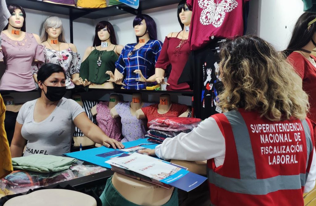 SunafilPeru's tweet photo. 📢#SUNAFILEnIca:
La #IREIca continúa con su jornada de orientación por fiestas de fin de año. En esta ocasión los especialistas de #SUNAFIL llegaron al CC. “Señor de Luren” , donde se orientó y brindó asistencia técnica sobre condiciones de #SST.
#SUNAFILCadaVezMásCercaDeTi👍🏼 https://t.co/QzlPYYjCeM